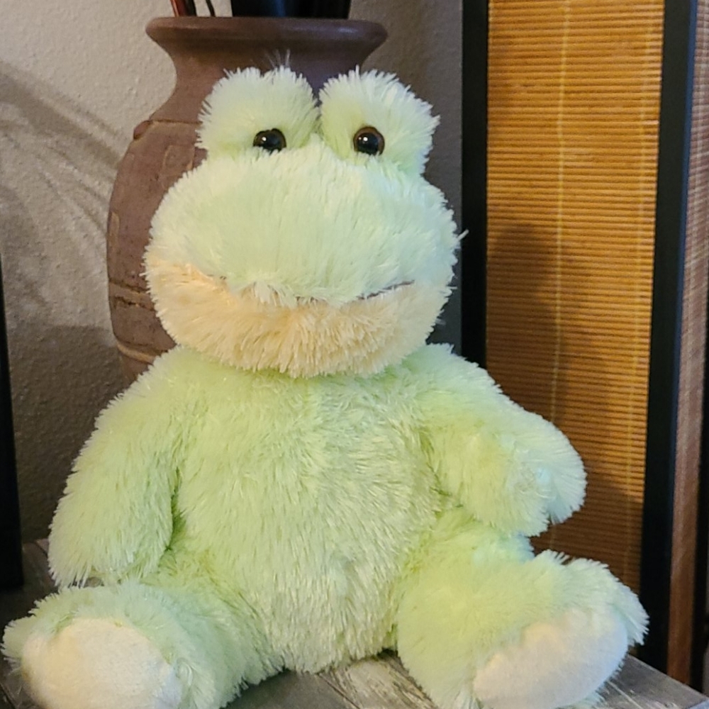 NWOT  SOFT PLUSH GREEN YELLOW FROG STUFFED ANIMAL